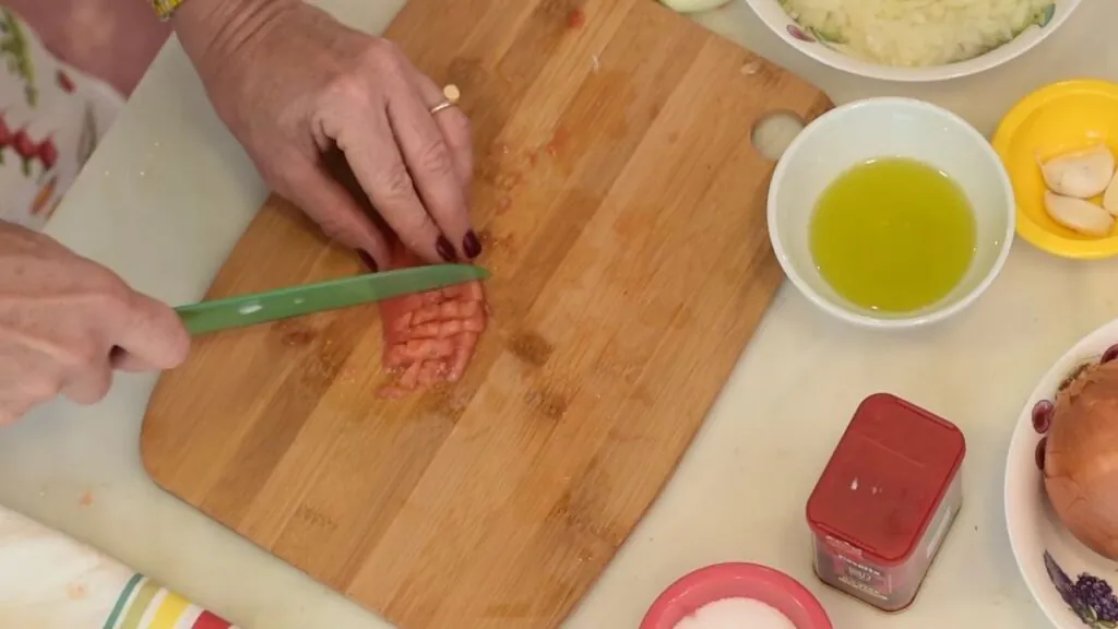 Samantha Vallejo-Nagera cortando un tomate a cuadraditos