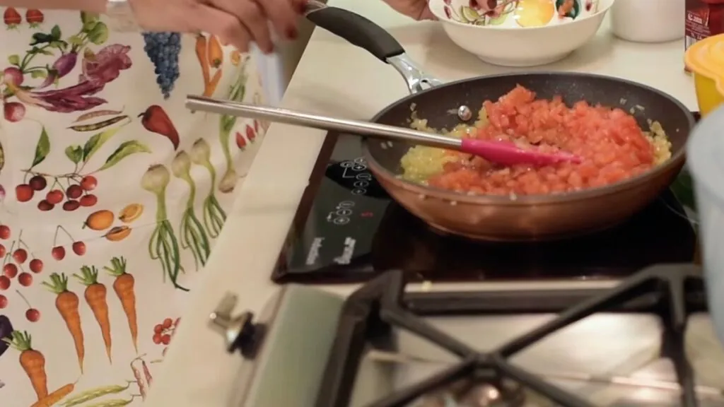 Samantha Vallejo-Nagera haciendo un sofrito