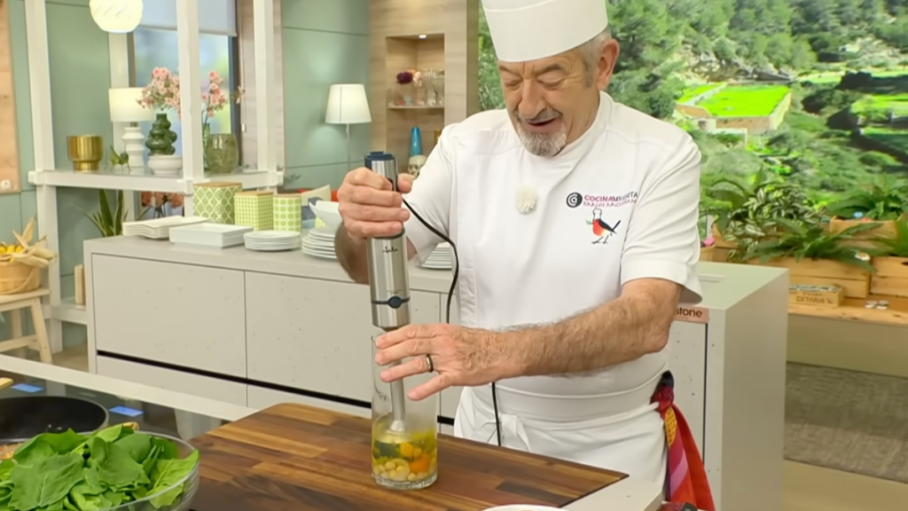 Karlos Arguiñano triturando las verduras