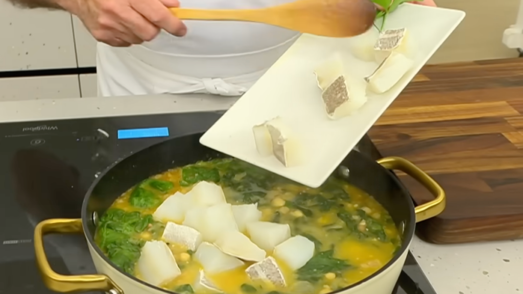 Karlos Arguiñano añadiendo el bacalao