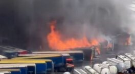 Un incendio en el puerto de Barcelona quema mercancías y deja una gran columna de humo