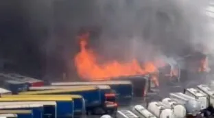 Un incendio en el puerto de Barcelona quema mercancías y deja una gran columna de humo