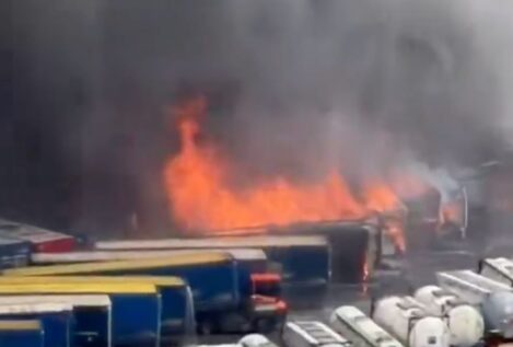 Un incendio en el puerto de Barcelona quema mercancías y deja una gran columna de humo