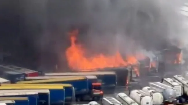 Un incendio en el puerto de Barcelona quema mercancías y deja una gran columna de humo