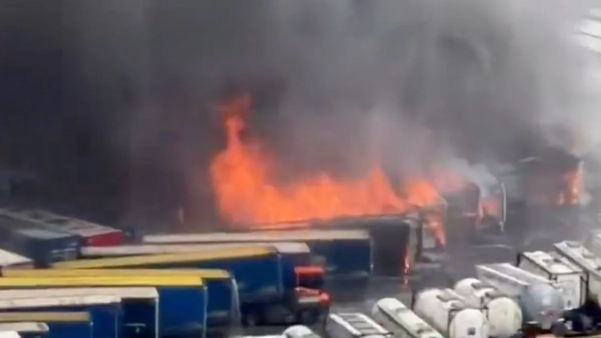 Un incendio en el puerto de Barcelona quema mercancías y deja una gran columna de humo