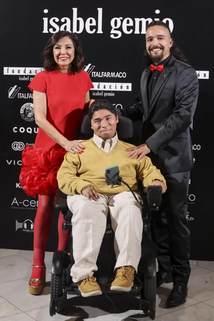 Isabel Gemio con sus dos hijos