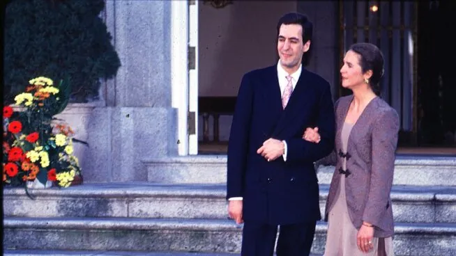 La «pasión arrebatadora» que sentía Jaime de Marichalar por la infanta Elena (y el beso en público que no pudo evitar darle)