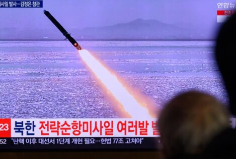 Corea del Norte lanza diez misiles balísticos sobre el mar de Japón