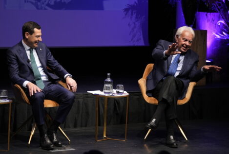 Juanma Moreno reitera su «admiración» por Felipe González: «Es un hombre de Estado»