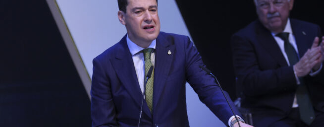 Juanma Moreno, más allá de la Junta: «Era un niño inquieto, de estar en la calle y observar a la gente»