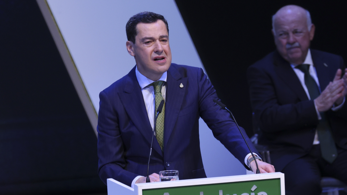 Juanma Moreno, más allá de la Junta: «Era un niño inquieto, de estar en la calle y observar a la gente»