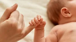 'Matrescencia', el libro con el que Lucy Jones redefine la maternidad: «Al sistema le conviene que criar y dar a luz siga siendo algo invisible»