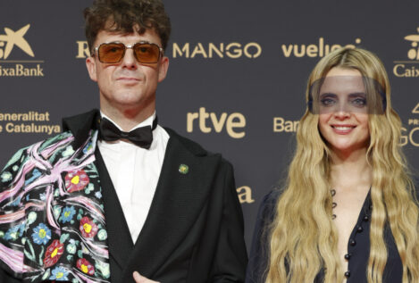 Macarena Gómez y Aldo Comas, la pareja que siempre es fiel a sus convicciones: su historia de amor, su boda, su hijo y su polémica en los Goya