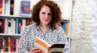 Maggie O'Farrell, escritora: «Hay una felicidad que es como un cristal fino y que siempre corre el riesgo de romperse al menor descuido»