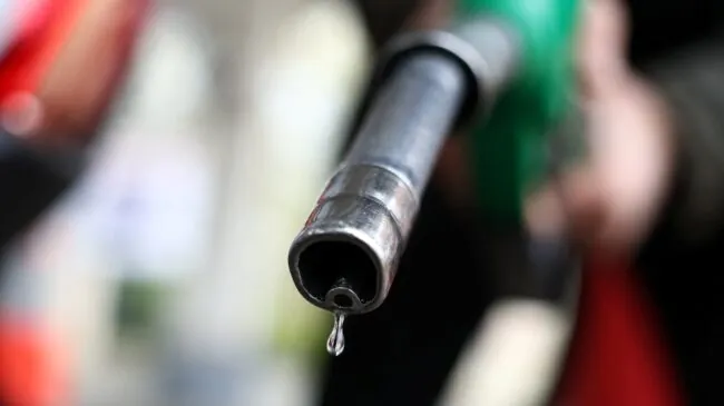 El petróleo de brent ronda los 115 dólares por barril al inicio del segundo mes de guerra