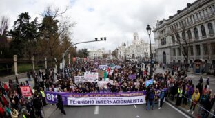 El Gobierno incorpora el 'no a la guerra' en una celebración del 8-M con el feminismo dividido