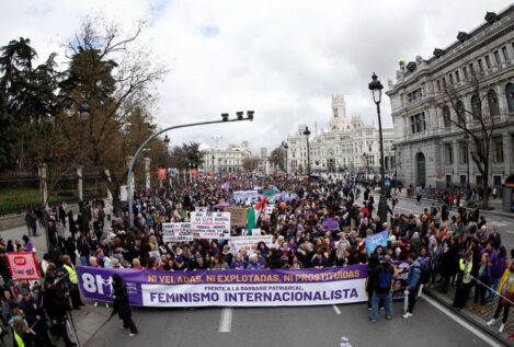 El Gobierno incorpora el 'no a la guerra' en una celebración del 8-M con el feminismo dividido