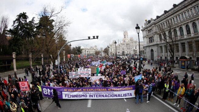 El Gobierno incorpora el 'no a la guerra' en una celebración del 8-M con el feminismo dividido