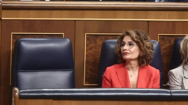 Sánchez deja sola a María Jesús Montero en su última intervención en el Congreso