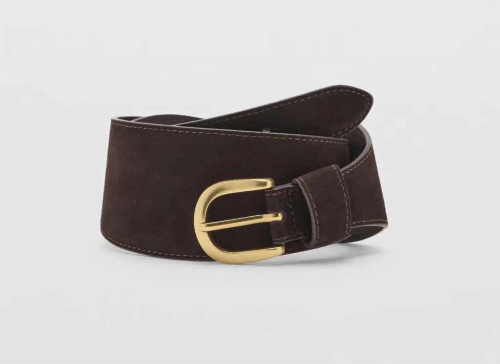 Cinturón ancho con hebilla dorada de Mango. (PVP: 29.99€)