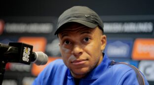 Mbappé: «La información de que examinaron la rodilla equivocada es falsa»