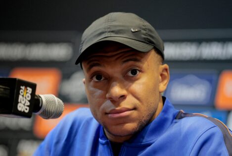 Mbappé: «La información de que examinaron la rodilla equivocada es falsa»