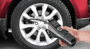 Adiós a despilfarrar gasolina: llega a Aldi el compresor a batería que te ayudará a ahorrar en tus viajes