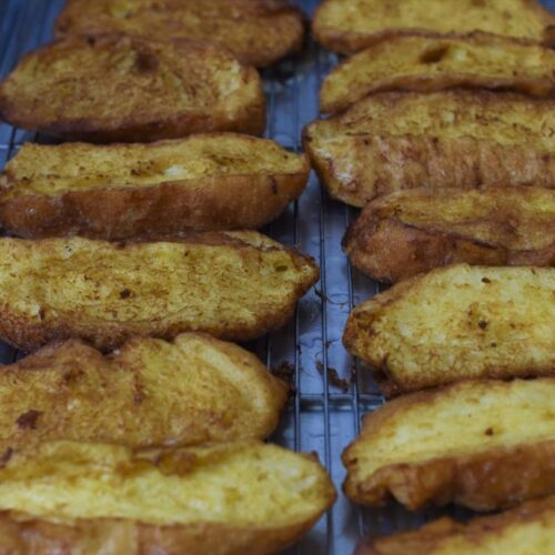 Elaboración de las torrijas por Semana Santa