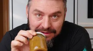 Carlos Gómez, cocinero: «El truco para hacer cebolla caramelizada es añadir un vaso de agua y sal al principio; ahorra tiempo»