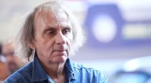 Houellebecq, escritor, ya avisó: «¿Puedo ser capaz de ser feliz en general? Creo que es la clase de preguntas que más vale no hacerse»