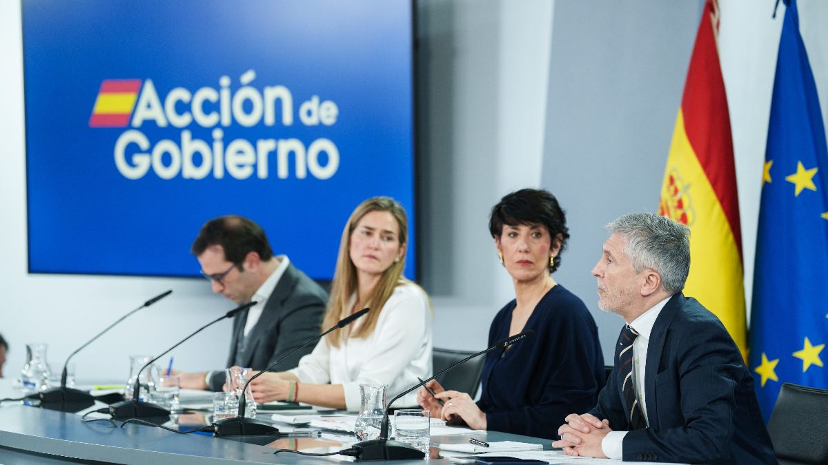 El Gobierno critica que el Partido Popular entregue un «cheque en blanco» a Vox