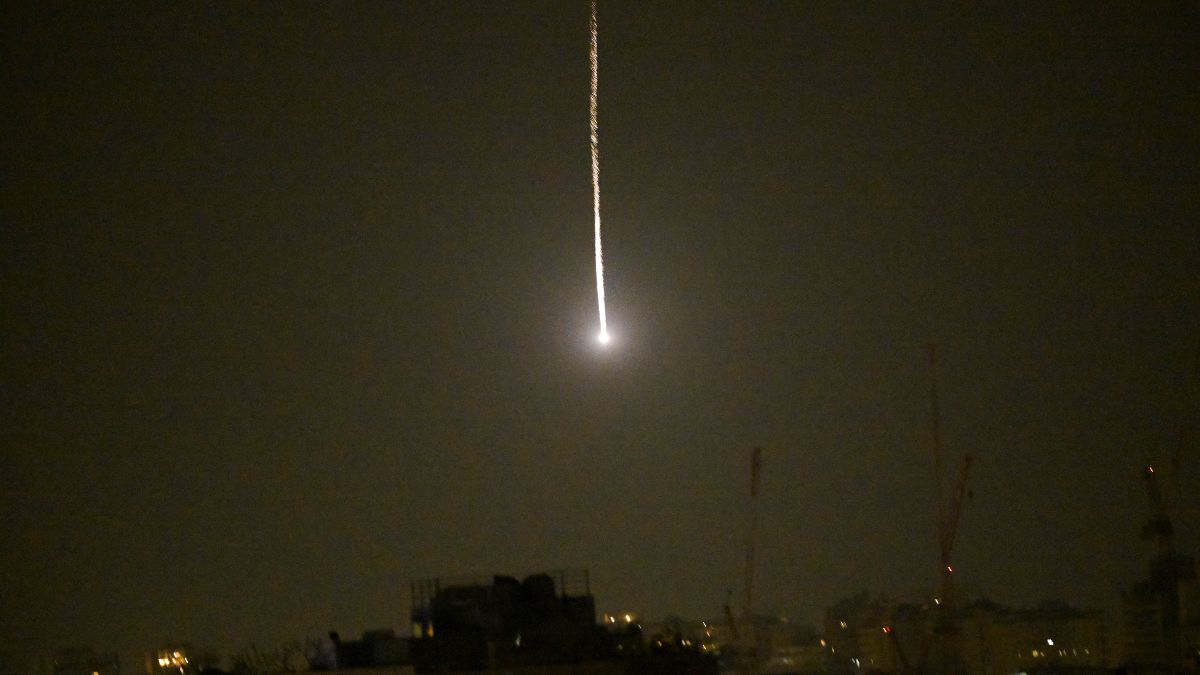 Guerra de Irán, en directo | Irán ataca tres buques mercantiles en el estrecho de Ormuz y el petroléo vuelve a superar los 100 euros