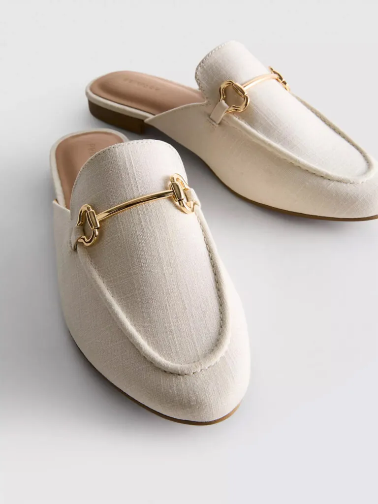 Mocasines destalonados con detalle dorado de Primark. (PVP: 12€)