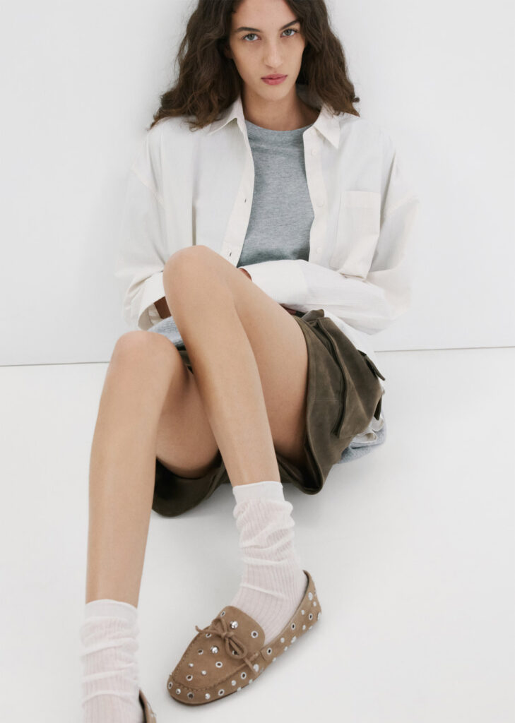 Mocasines con aplicaciones metálicas de Mango. (PVP: 59.99€)