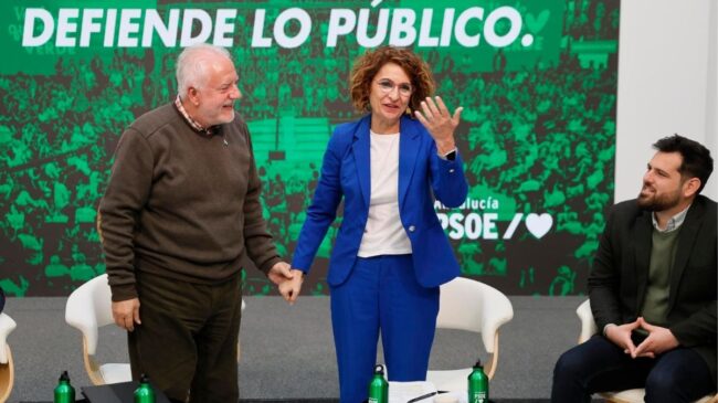 Montero, trasladada en coche de Córdoba a Sevilla tras una avería en el AVE donde viajaba