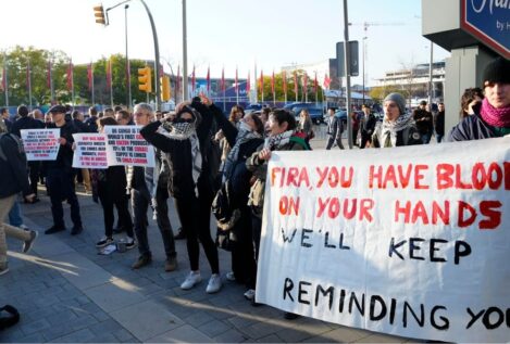 Decenas de personas protestan contra Israel a las puertas del Mobile World Congress