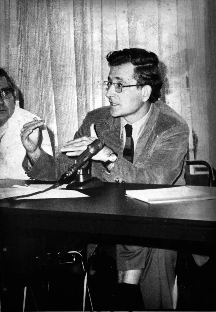 Noam A. Chomsky felicidad filosofo consumismo