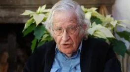 Noam Chomsky (97), filósofo: «Nos hacen creer que la felicidad es acumular bienes materiales, y eso nos mantiene pasivos y aislados»