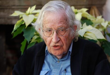 Noam Chomsky (97), filósofo: «Nos hacen creer que la felicidad es acumular bienes materiales, y eso nos mantiene pasivos y aislados»