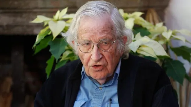 Noam Chomsky (97), filósofo: «Nos hacen creer que la felicidad es acumular bienes materiales, y eso nos mantiene pasivos y aislados»