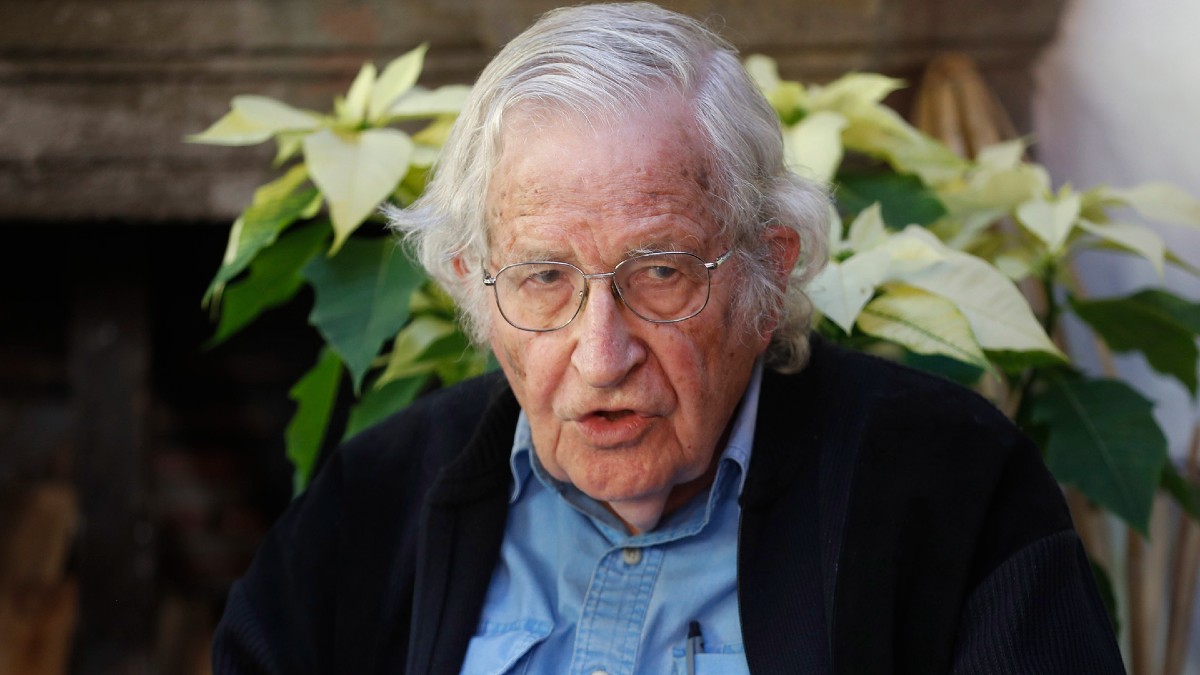 Noam Chomsky (97), filósofo: «Nos hacen creer que la felicidad es acumular bienes materiales, y eso nos mantiene pasivos y aislados»