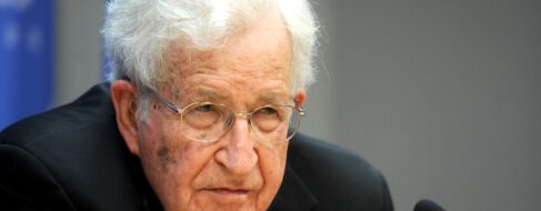 Noam Chomsky (97), filósofo: «Si asumes que tienes libertad y que se pueden cambiar las cosas, podrás crear un mundo mejor»