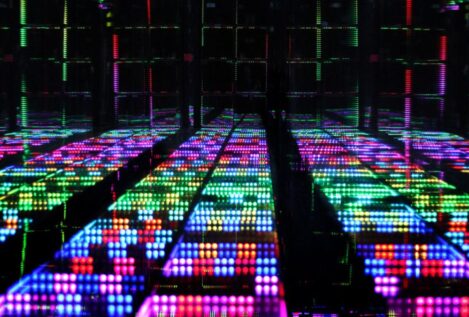 De Monet a Kandinsky: proyecciones en pared y un tobogán fosforescente