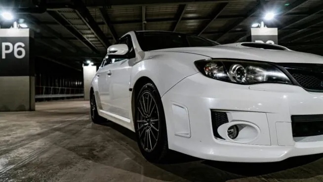 La Ley lo confirma: aparcar tu coche y tu moto en una sola plaza está permitido aunque tu presidente diga lo contrario