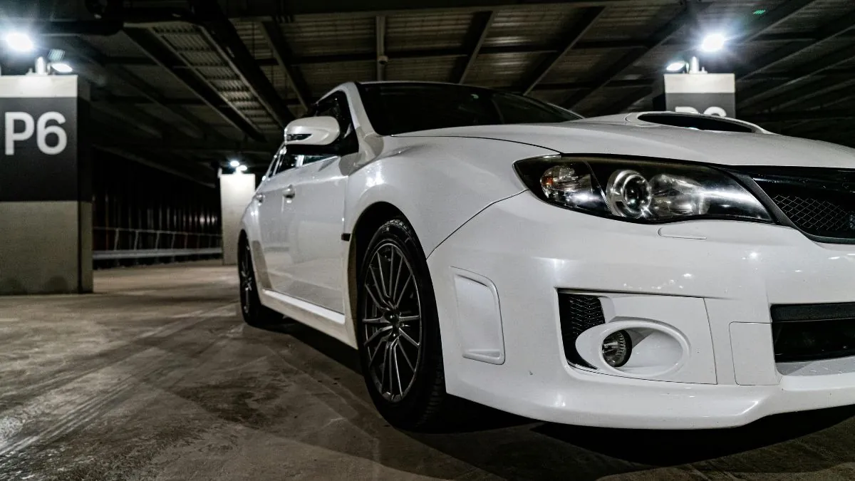 La Ley lo confirma: aparcar tu coche y tu moto en una sola plaza está permitido aunque tu presidente diga lo contrario