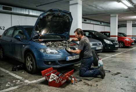 Tus vecinos pueden demandarte si usas tu plaza de garaje como un taller para tu coche, según aclara la Ley de Propiedad Horizontal