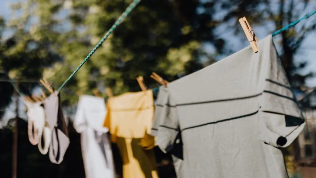 Ropa tendida en terraza comunitaria 