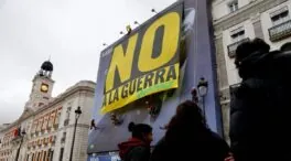 Greenpeace descuelga en la Puerta del Sol una gran pancarta con un 'No a la guerra'