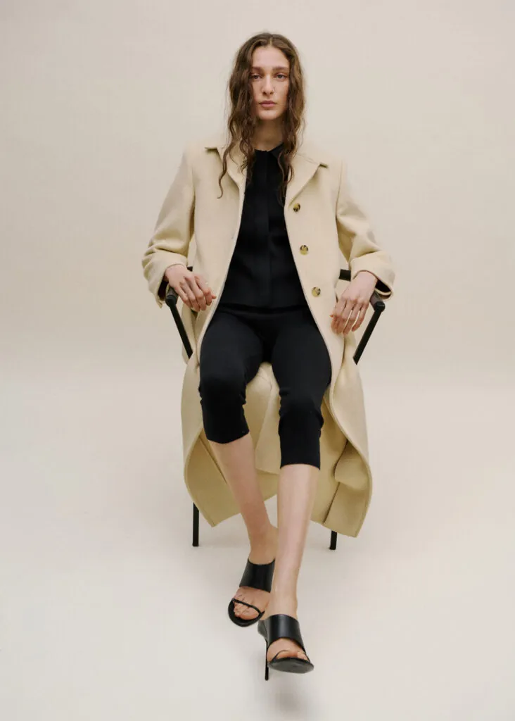 Pantalón capri negro ceñido de Mango. (PVP: 39.99€)