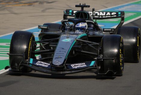 Mercedes arrasa en otro espectáculo lamentable para Alonso y Sainz